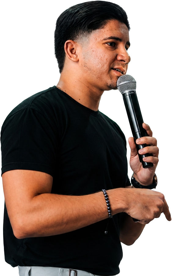 André Pereira Trader falando ao microfone em um evento